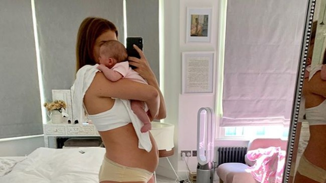Aktris Millie Mackintosh banyak dipuji penggemarnya setelah mengunggah foto penampilannya setelah melahirkan ini ke akun Instagramnya. Bintang Made In Chelsea itu memperlihatkan kondisi sebenarnya seorang ibu pasca persalinan. Aku sungguh terpana dengan apa yang sudah dicapai tubuhku selama beberapa tahun terakhir, katanya. Foto: Instagram