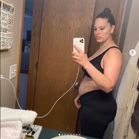 Model plus size Ashley Graham benar-benar anti pencitraan dalam hal penampilannya. Dia kerap dengan percaya diri memperlihatkan kondisi tidak sempurna dirinya. Seperti salah satunya yang dilakukanya setelah melahirkan. Ashley memperlihatkan perutnya yang buncit dan dihiasi stretch marks setelah melahirkan putranya, Isaac. Foto: Instagram