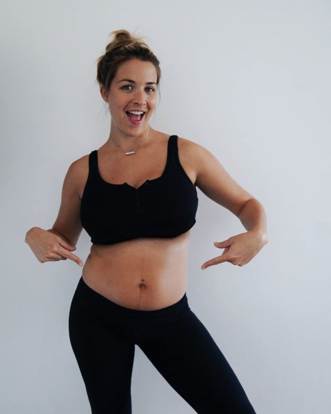 Aktris dan model Inggris Gemma Atkinson dengan bangga memperlihatkan kondisi perutnya yang masih buncit enam minggu setelah melahirkan putrinya yang bernama Mia. Gemma melahirkan sang anak melalui proses caesar. Foto: Instagram