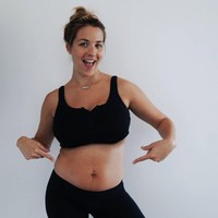Aktris dan model Inggris Gemma Atkinson dengan bangga memperlihatkan kondisi perutnya yang masih buncit enam minggu setelah melahirkan putrinya yang bernama Mia. Gemma melahirkan sang anak melalui proses caesar. Foto: Instagram
