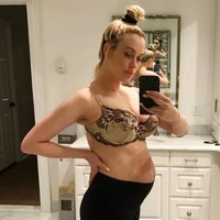 Bintang Dancing With the Stars Peta Murgatroyd berpose selfie memperlihatkan perutnya yang terlihat seperti masih hamil di saat dia sudah melahirkan bayinya. Ini kenyataan. Aku mengambil foto ini delapan hari setelah melahirkan. Aku meninggalkan rumah sakit dengan terlihat seperti hamil lima bulan. Banyak orang berpikir wanita seharusnya langsung mengecil setelah bayi lahir. Tentu saja itu anggapan yang tidak benar, tulisnya di Instagram. Foto: Instagram