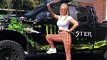Potret Seksi Artis Porno Berambut Pirang yang Hobi Utak-atik Mobil