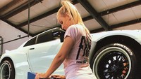  Mareike doyan memodifikasi mobil bertenaga buas, yakni Nissan GT-R. Foto: Instagram @mareikefox