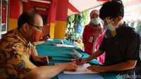 Siswa-Siswi mengambil kartu perdana gratis untuk mempermudah akses pembelajaran jarak jauh (PJJ) atau belajar online di SMP Negeri 199, Jakarta Timur, Kamis (3/9/2020).