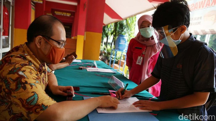Kemendikbud memberikan bantuan kuota internet gratis kepada para siswa, guru, mahasiswa, dan dosen. Salah satunya diberikan melalui kartu perdana gratis.