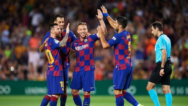 Barcelona BARCELONA, SPAIN - SEPTEMBER 24: Arthur Melo of FC Barcelona celebrates with his teammates Sergio Busquets, Luis Suarez and Lionel Messi after scoring his team's second goal during the Liga match between FC Barcelona and Villarreal CF at Camp Nou on September 24, 2019 in Barcelona, Spain. (Photo by Alex Caparros/Getty Images)
