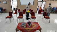 KPU Solo diketahui mengimbau endukung pasangan calon untuk membatasi jumlah mereka yang masuk ke ruangan saat penyerahan formulir untuk menerapkan protokol kesehatan demi keselamatan bersama.