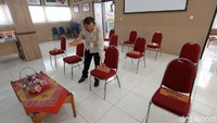 Bangku-bangku yang disusun di dalam ruangan KPU pun ditata dengan menerapkan physical distancing atau jaga jarak.