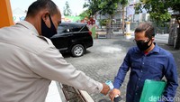 Petugas keamanan juga mengukur suhu tamu yang hendak masuk ke kantor KPU Solo.