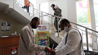 Selain itu, petugas keamanan juga turut menyemprotkan cairan disinfektan pada para tamu yang hendak masuk ke kantor KPU sebagai salah satu upaya pencegahan virus Corona.