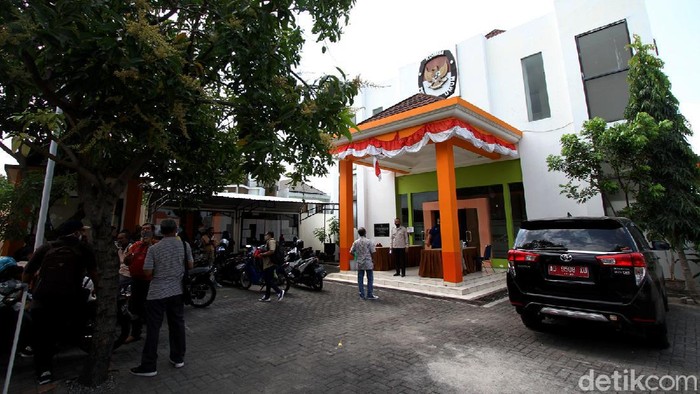KPU Solo bersiap jelang pendaftaran Pilkada 2020 yang akan dibuka pada 4-6 September mendatang. Sejumlah protokol kesehatan diterapkan guna cegah virus Corona.