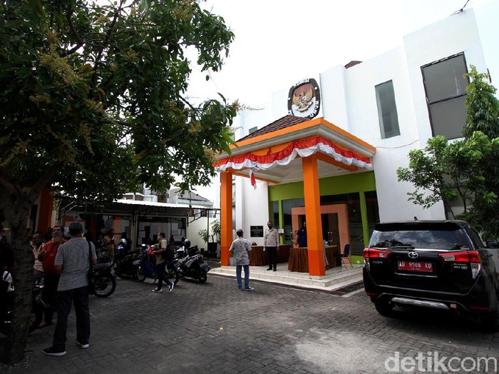 KPU Solo bersiap jelang pendaftaran Pilkada 2020 yang akan dibuka pada 4-6 September mendatang. Sejumlah protokol kesehatan diterapkan guna cegah virus Corona.