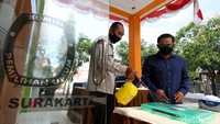 Sejumlah petugas melakukan persiapan jelang pendaftaran Pilkada 2020 di Komisi Pemilihan Umum Daerah kota Surakarta, Jawa Tengah, Kamis (3/9/2020).