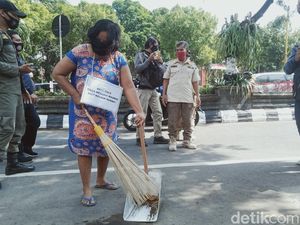 Bandel Tak Pakai Masker, Belasan Warga Klaten Dihukum Nyapu Jalanan