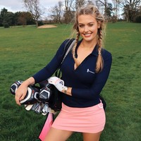 Belakangan banyak bintang lapangan golf yang mencuri atensi netizen karena kecantikan dan penampilan seksi mereka di Instagram. Bella Angel adalah salah satunya. Wanita asal Inggris tersebut adalah pegolf amatir yang juga pernah jadi ring girl. Foto: Instagram @bellaangelgolf