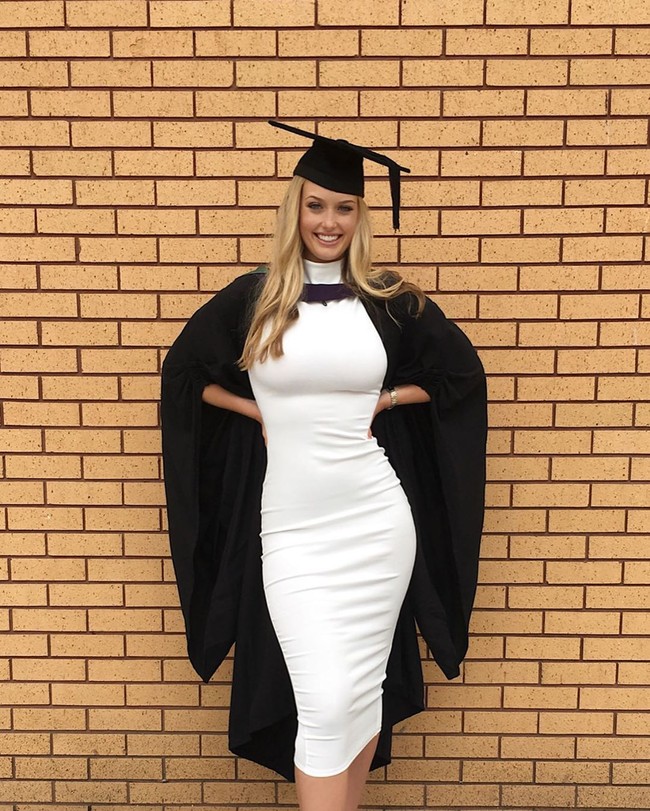 Lulusan Loughborough University tersebut sering disebut sebagai Paige Spiranac kedua karena sama-sama cantik dan jago main golf. Foto: Instagram @bellaangelgolf