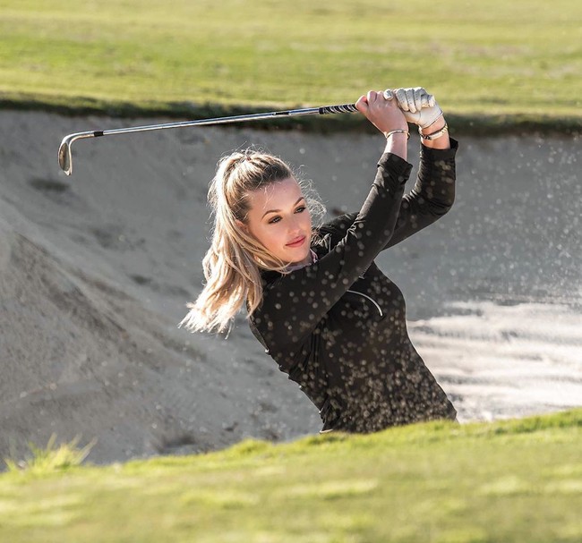 Di Instagram, Bella sering berpose cantik dengan dress ketat hingga topi santa Claus.  Foto: Instagram @bellaangelgolf