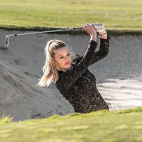 Di Instagram, Bella sering berpose cantik dengan dress ketat hingga topi santa Claus.  Foto: Instagram @bellaangelgolf