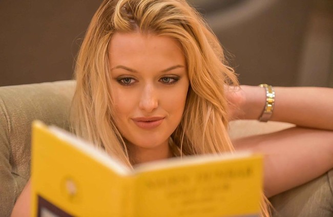 Bella mengaku mengenal golf sejak kecil karena semua keluarganya juga bisa bermain. Ia bahkan sudah mengenal olahraga elite tersebut sejak usia 2 tahun ketika latihan menggunakan golf plastik. Wanita seksi ini bahkan tinggal di dekat lapangan golf. Foto: Instagram @bellaangelgolf