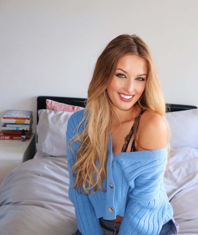 Baju seksi Bella memang kerap mengundang perhatian. Bahkan ada netizen yang berkomentar, apakah benar dia bisa berpakaian seperti itu ketika bermain golf di lapangan. Foto: Instagram @bellaangelgolf