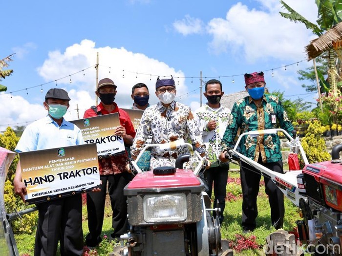 Kinerja bidang pertanian Kabupaten Banyuwangi mendapatkan apresiasi dari pemerintah pusat. Salah satu bentuk apresiasi tersebut, di tahun 2020 ini Pemkab mendapatkan bantuan 162 alat dan mesin pertanian yang saat ini telah diserahkan kepada para petani.