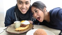 Seperti pada foto ini yang memperlihatkan hubungannya dengan sang suami yang selalu romantis. Saat makan bersama pun posenya tampak menggemaskan. Caca mengaku bahwa dirinya adalah pencinta kuliner. Foto: Instagram @cacatengker