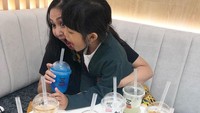 Soal kuliner, ibu satu anak ini tak pernah mau ketinggalan tren. Caca Tengker juga menyukai minuman boba yang kenyal-kenyal manis. Foto: Instagram @cacatengker