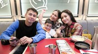 Begitupun dengan momen yang satu ini. Caca Tengker tampak kompak dengan Nagita Slavina, Raffi Ahmad dang sang keponakan Rafathar sambil makan di restoran Korea. Foto: Instagram @cacatengker