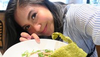 Pose dari Caca Tengker ini tak kalah menggemaskan. Makan dengan menu apapun, Caca Tengker selalu mengabadikan momen dengan selfie dengan sepiring makanan. Foto: Instagram @cacatengker