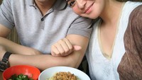 Momen kuliner Caca Tengker mulai dari makanan mewah hingga makanan kaki lima. Seperti pada momen kali ini di mana Caca dan sang suami menikmati mie ayam gerobakan.  Foto: Instagram @cacatengker