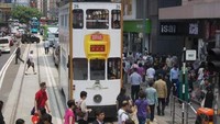 Lalu, kegiatan tawar menawar harga yang seru Causeway Bay Hong Kong ada di tengah keramaian dari outlet pinggir jalan Jardines Crescent.