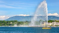 Kini Jenewa punya air mancur Jet d’Eau yang terletak di tengah Danau Jenewa. (Getty Images/iStockphoto)
