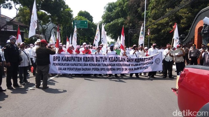 Ratusan anggota Badan Permusyawaratan Desa (BPD) demo di depan Kantor Bupati Kediri. Mereka menuntut kesejahteraan dan kenaikan honor.