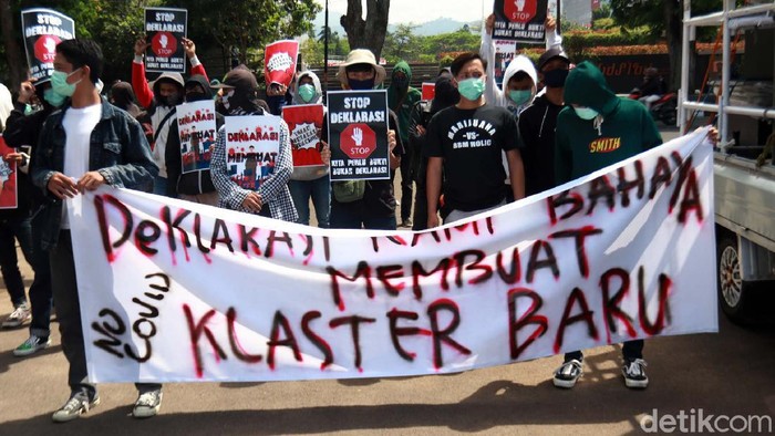 Massa yang tergabung dalam Ikatan Cendikia Cipayung gelar aksi di depan Gedung Sate, Bandung. Mereka menolak rencana deklarasi KAMI di Kota Bandung.