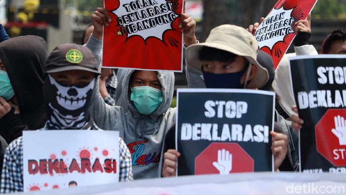 Demo Gedung Sate, Massa Tolak Deklarasi KAMI Massa yang tergabung dalam Ikatan Cendikia Cipayung gelar aksi di depan Gedung Sate, Bandung. Mereka menolak rencana deklarasi KAMI di Kota Bandung.