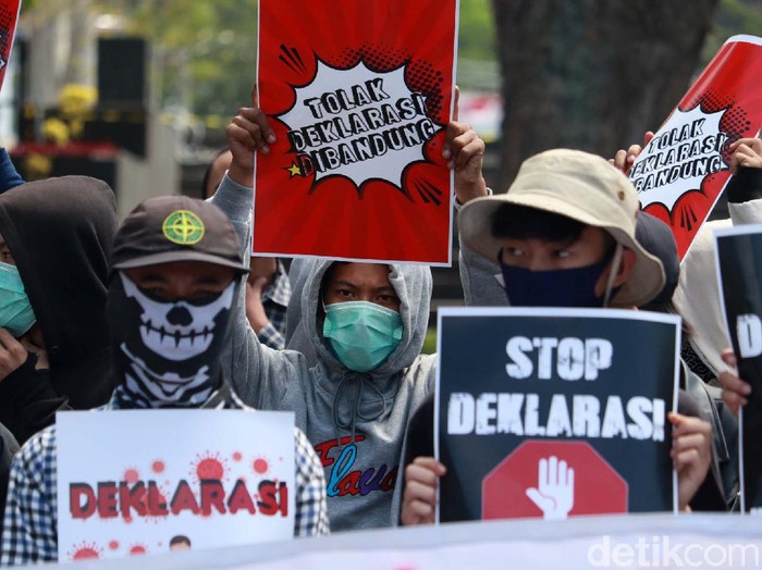 Massa yang tergabung dalam Ikatan Cendikia Cipayung gelar aksi di depan Gedung Sate, Bandung. Mereka menolak rencana deklarasi KAMI di Kota Bandung.