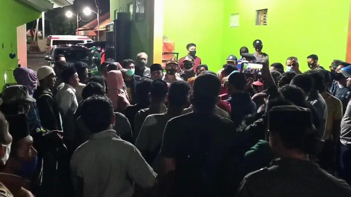 Puluhan warga Desa Kalibuntu, Kecamatan Kraksaan mendatangi RSUD Waluyo Jati Rabu (2/9) malam. Mereka tidak terima soal dua warga yang divonis positif COVID-19 oleh RSUD