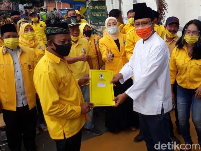 DPD Golkar Kota Pasuruan menyerahkan formulir model B1-KWK kepada Gus Ipul