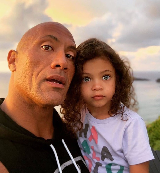 Dalam video tersebut, Dwayne Johnson mengungkapkan bahwa dia, istri dan kedua putrinya Jasmine dan Tiana, terinfeksi Covid-19 pada setelah dinyatakan positif dua minggu lalu. Istriku Lauren, serta dua anak perempuanku dan saya sendiri, kami dinyatakan positif COVID-19, ungkapnya dalam video di Instagram.  Foto: dok. Instagram