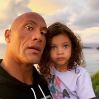Dalam video tersebut, Dwayne Johnson mengungkapkan bahwa dia, istri dan kedua putrinya Jasmine dan Tiana, terinfeksi Covid-19 pada setelah dinyatakan positif dua minggu lalu. Istriku Lauren, serta dua anak perempuanku dan saya sendiri, kami dinyatakan positif COVID-19, ungkapnya dalam video di Instagram.  Foto: dok. Instagram