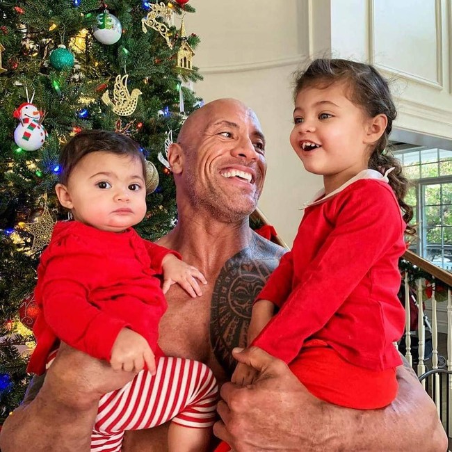 Inilah kebersamaan Dwayne Johnson dan kedua putrinya Jasmine dan Tiana. Kedua putrinya masih kecil-kecil itu pun terjangkit Korea. Usia Jasmine empat tahun, sementara Tiana berusia dua tahun.  Foto: dok. Instagram
