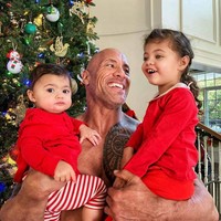 Inilah kebersamaan Dwayne Johnson dan kedua putrinya Jasmine dan Tiana. Kedua putrinya masih kecil-kecil itu pun terjangkit Korea. Usia Jasmine empat tahun, sementara Tiana berusia dua tahun.  Foto: dok. Instagram
