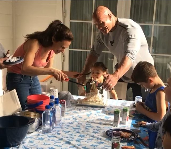Dwayne Johnson dikenal sebagai ayah yang perhatian. Di balik badannya yang kekar, Dwayne bahkan rajin menemani kedua putrinya untuk bermain boneka.  Foto: dok. Instagram