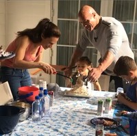 Dwayne Johnson dikenal sebagai ayah yang perhatian. Di balik badannya yang kekar, Dwayne bahkan rajin menemani kedua putrinya untuk bermain boneka.  Foto: dok. Instagram