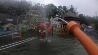 Ada kalanya ada alat yang jahil menembakkan kembali air pada kita. Jadi siap berbasah-basahan di sini ya!
