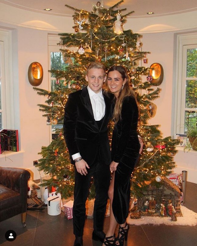 Menjadi kekasih Donny Van de Beek dan anak pesepakbola legendaris Belanda, Dennis Bergkamp, Estelle Bergkamp pun populer di Instagram. Apalagi dia cukup aktif di akun media sosialnya itu. Followers Estelle Bergkamp saat ini lebih dari 62 ribu. Foto: Instagram @ estellebergkamp