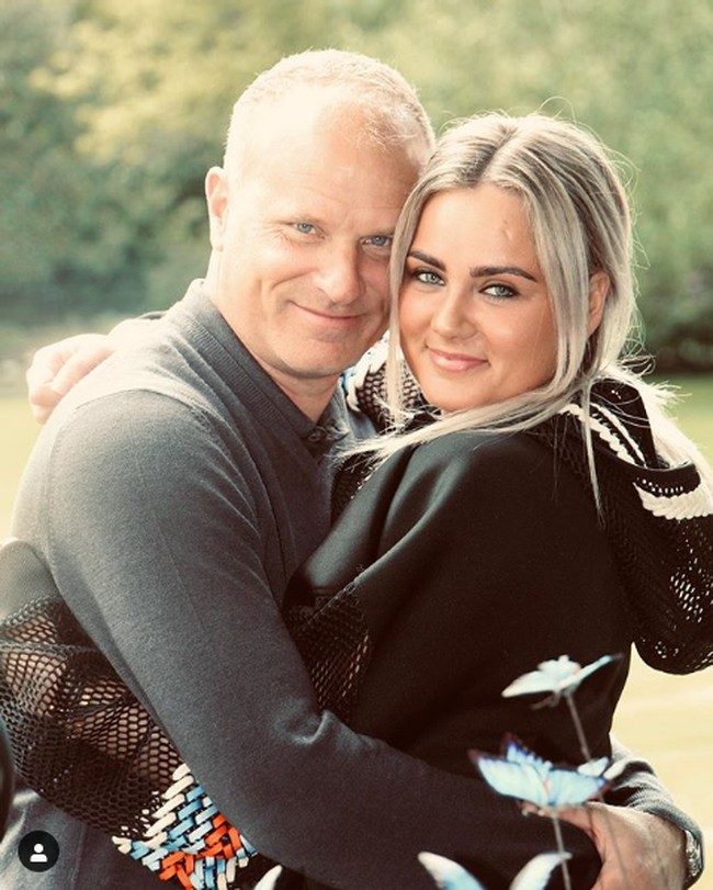 Siapa Estelle Bergkamp? Estelle bukanlah orang asing dalam dunia sepakbola. Ayahnya adalah pesepakbola legendaris Belanda, Dennis Bergkamp. Estelle pun pernah membagikan momen kedekatannya dengan sang ayah. Foto: Instagram @ estellebergkamp