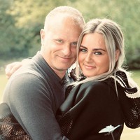 Siapa Estelle Bergkamp? Estelle bukanlah orang asing dalam dunia sepakbola. Ayahnya adalah pesepakbola legendaris Belanda, Dennis Bergkamp. Estelle pun pernah membagikan momen kedekatannya dengan sang ayah. Foto: Instagram @ estellebergkamp