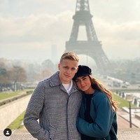 Estelle Bergkamp dan Donny Van de Beek sudah setahun ini pacaran. Keduanya bertemu pertamakali pada musim panas 2019 di Amsterdam. Kota di Belanda tersebut menjadi tempat tinggal Donny sejak dia memperkuat tim Ajax pada 2014 hingga pertengahan 2020 ini. Foto: Instagram @ estellebergkamp