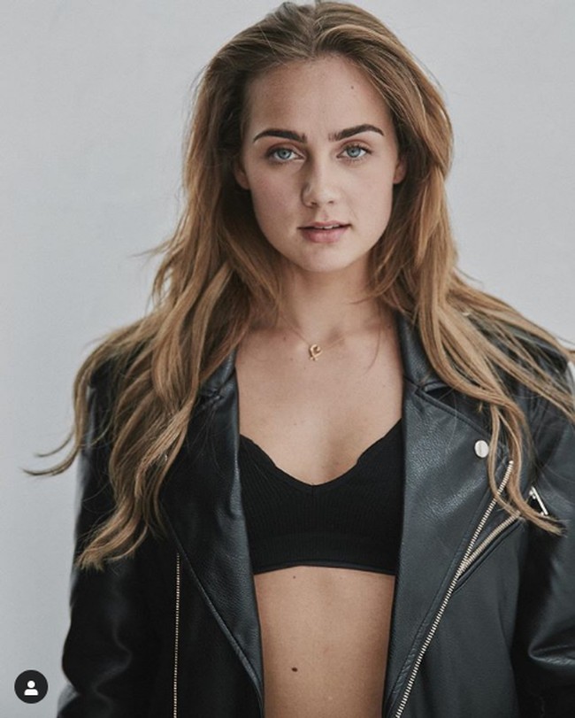 Estelle Bergkamp lahir di London, Inggris pada 12 Maret 1996. Namun kemudian dia dan keluarganya kembali ke Belanda dan menetap di Amsterdam. Dennis Bergkamp sendiri juga pernah bermain di klub Ajax seperti kekasihnya Donny van de Beek. Foto: Instagram @ estellebergkamp